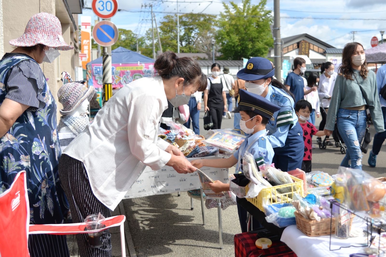 大川分園の子どもたちが朝市通りで交通安全を呼びかけ