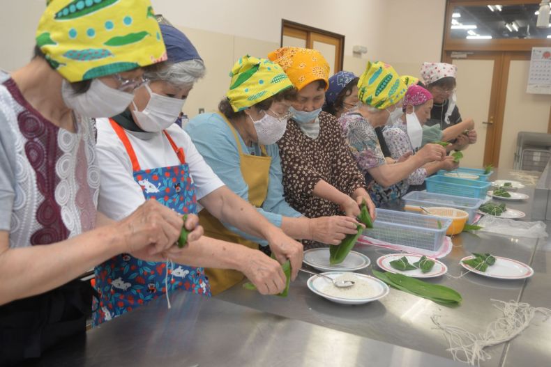 町農村生活研究グループ連絡会の皆さんが指導のもと、秋田の伝統料理の笹巻きづくりに取り組みました