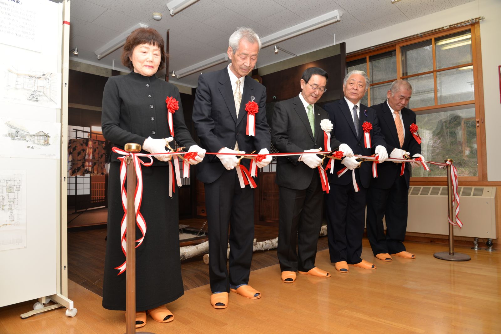 テープカットを行う近野さん、渡邉町長ら