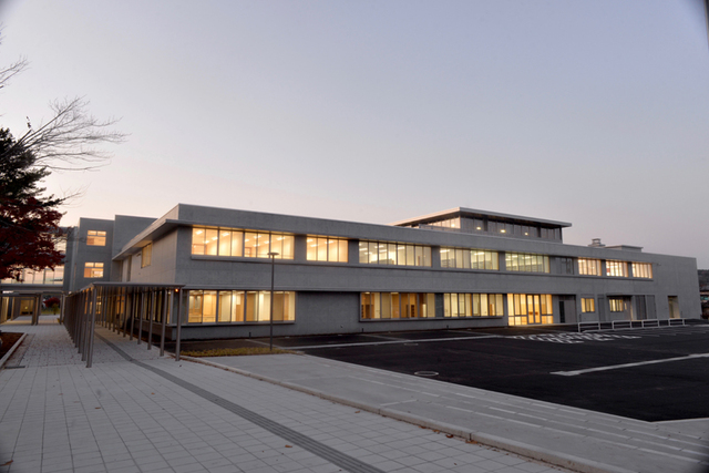 雀舘公園側の小学校外観夕景