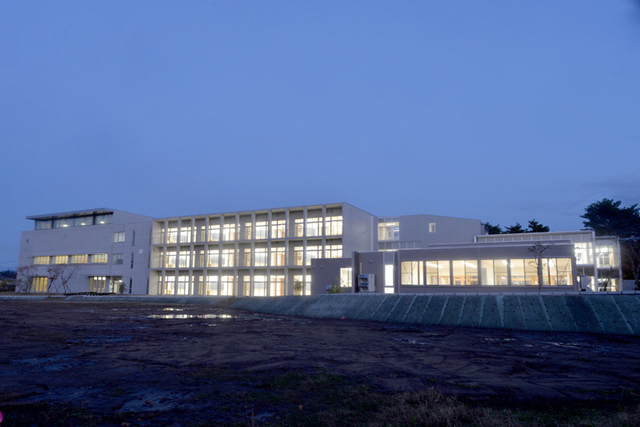 グラウンド側の小学校外観夕景