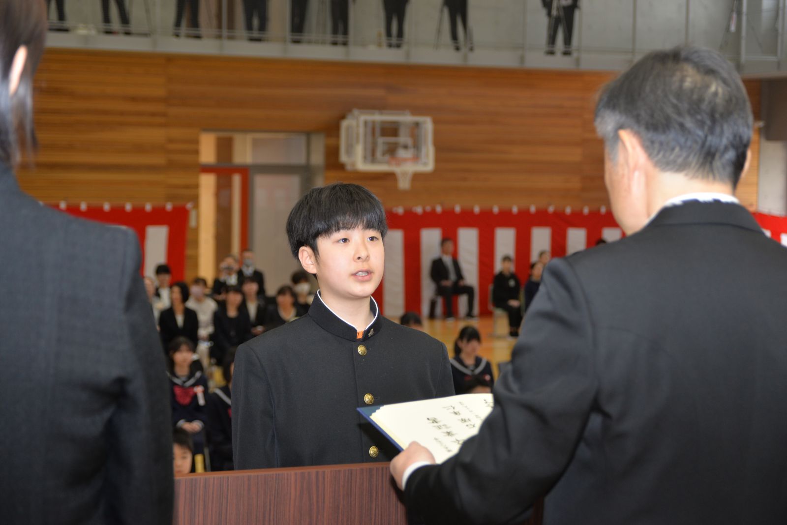 卒業証書を受け取る石塚さん