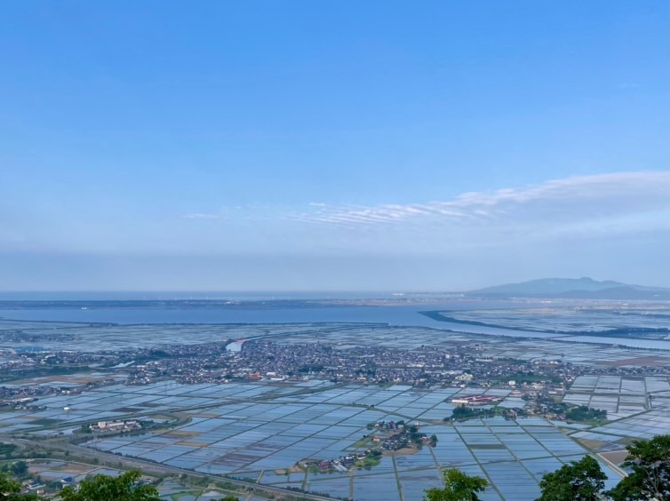 眼下に広がる鏡のような田園風景