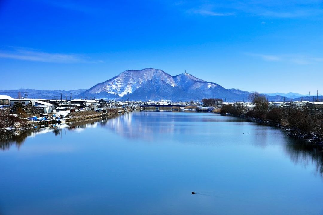 雪化粧の森山と馬場目川