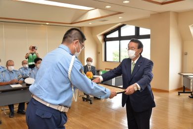 加藤秀俊五城目警察署長(左)から県警本部長顕彰を受け取る渡邉町長(右)