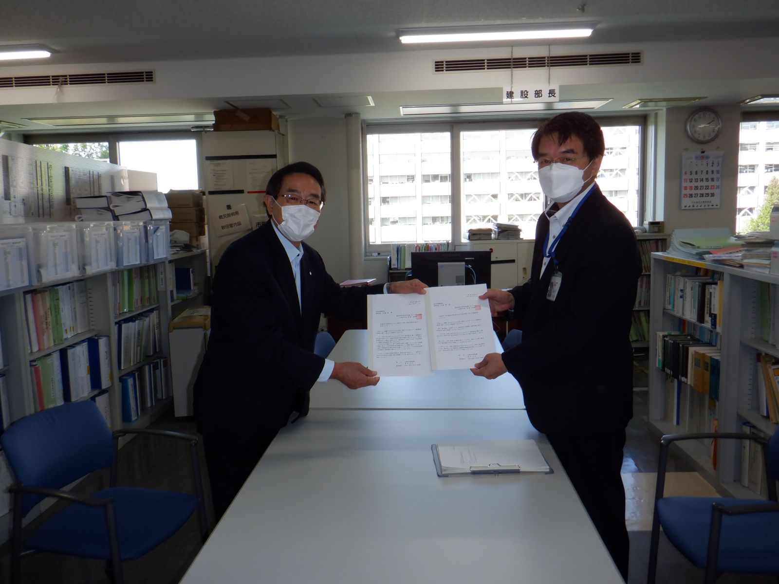 近藤部長(右)へ要望書を手渡す渡邉町長(左)